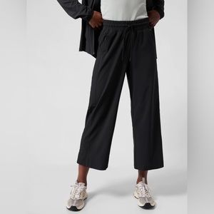 Athleta Avenue Wide Leg Crop Pant. Black. Size 2